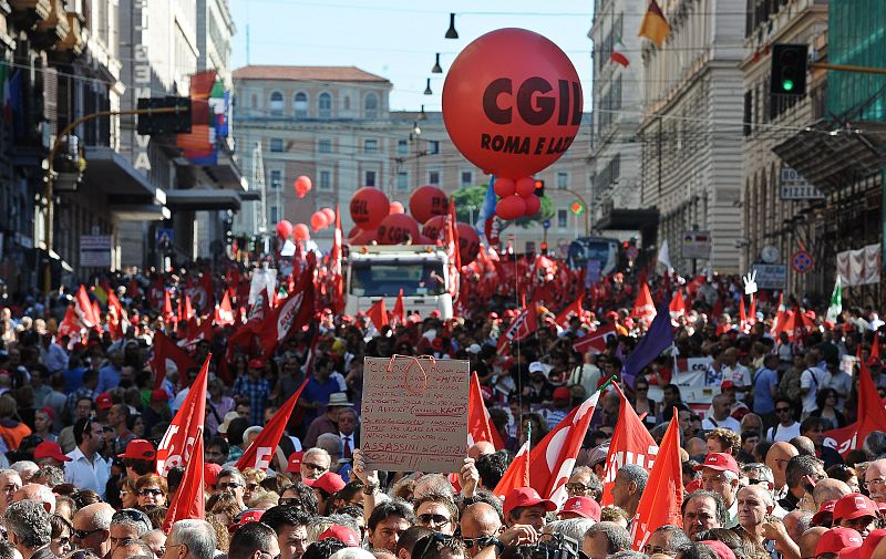 Vista general de la multitudinaria manifestacion organizada por la Confederación General de Trabajadores Italianos (CGIL)