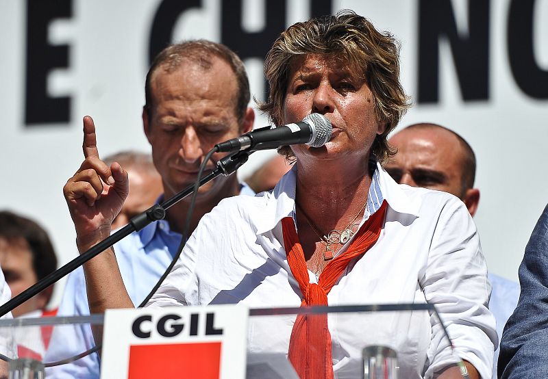 La secretaria general de la CGIL, Susanna Camusso, se dirige a los manifestantes