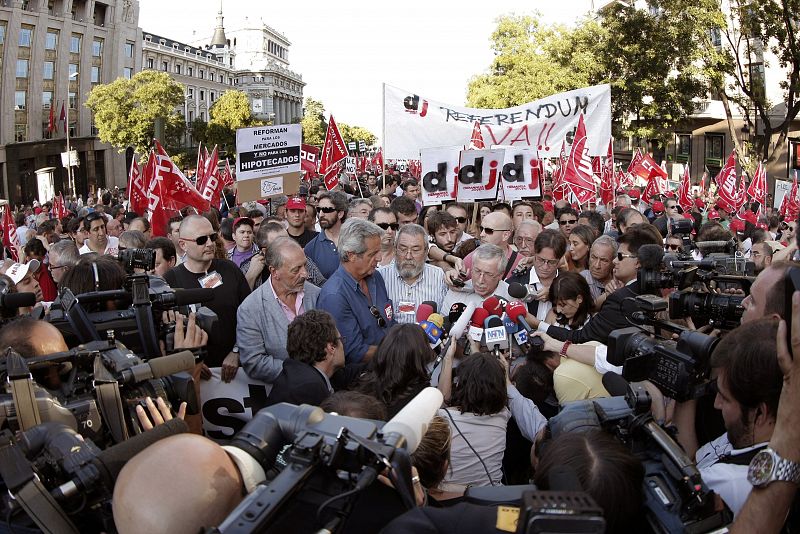 Cientos de personas se manifiestan en Madrid contra la reforma de la Constitución