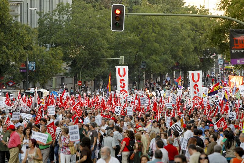 Cientos de personas se manifiestan en Madrid contra la reforma de la Constitución