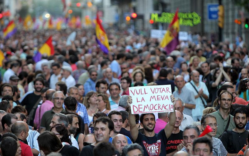 Cientos de personas se manifiestan en varias ciudades españolas contra la reforma de la Constitución