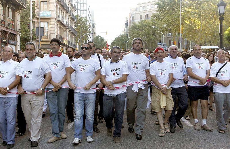 Cientos de personas se manifiestan en varias ciudades españolas contra la reforma de la Constitución