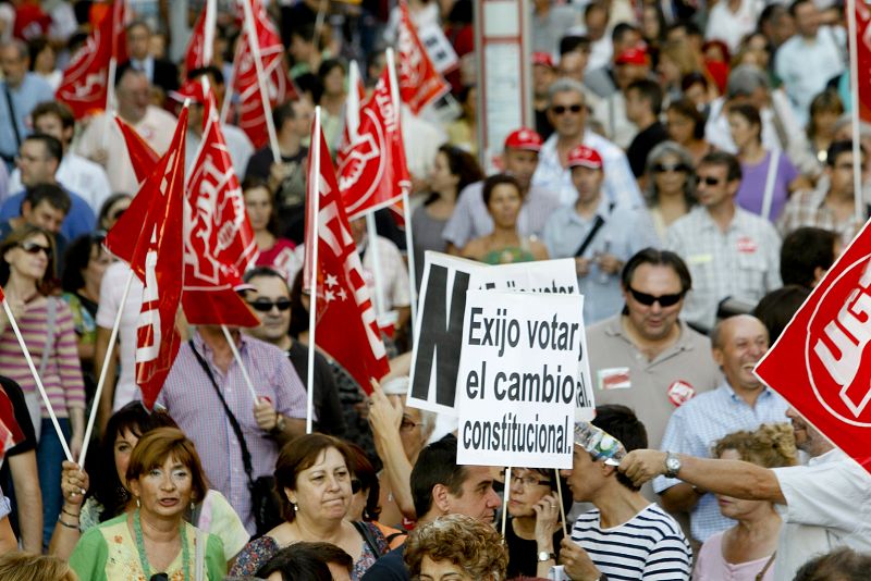 Cientos de personas se manifiestan en varias ciudades españolas contra la reforma de la Constitución