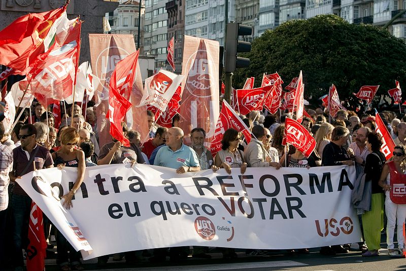 Cientos de personas se manifiestan en varias ciudades españolas contra la reforma de la Constitución