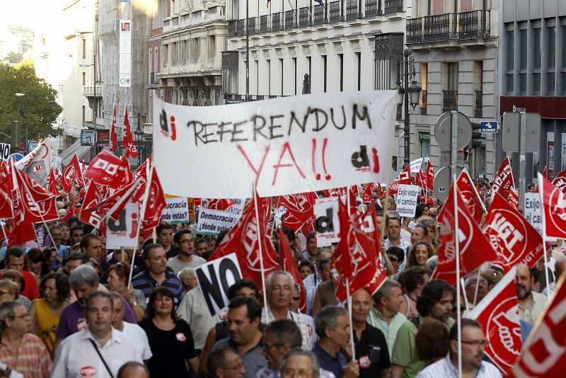 Cientos de personas se manifiestan en varias ciudades españolas contra la reforma de la Constitución