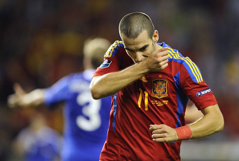 Álvaro Negredo, delantero de la selección española, se besa la muñeca tras hacer el segundo gol para la Roja ante Liechtenstein.