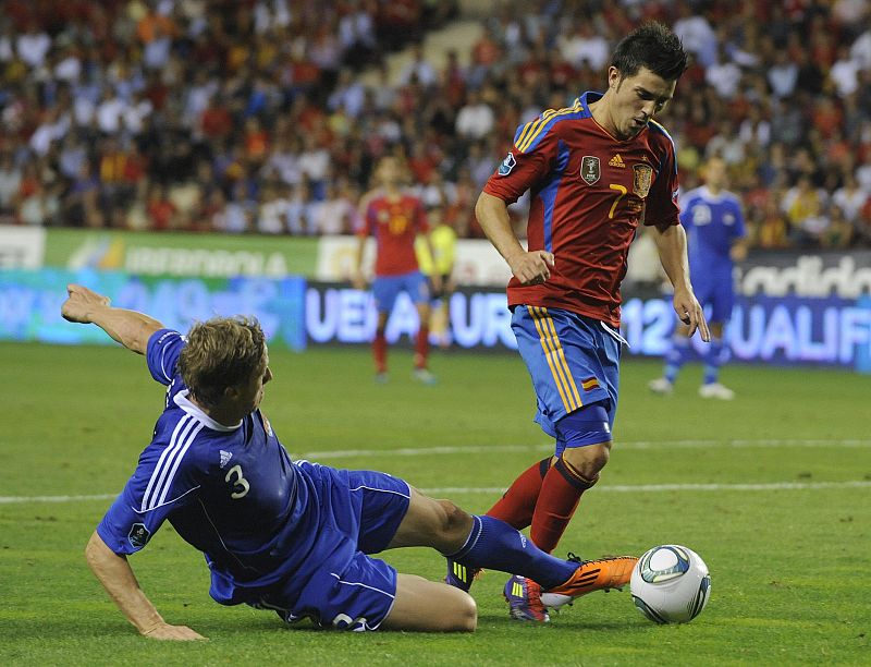 El delantero David Villa en el instante anterior a marcar el quinto gol de España ante Liechtenstein.