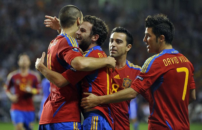 Mata y Alvaro Negredo celebran uno de los goles que ha marcado España ante Liechtenstein en Las Gaunas.
