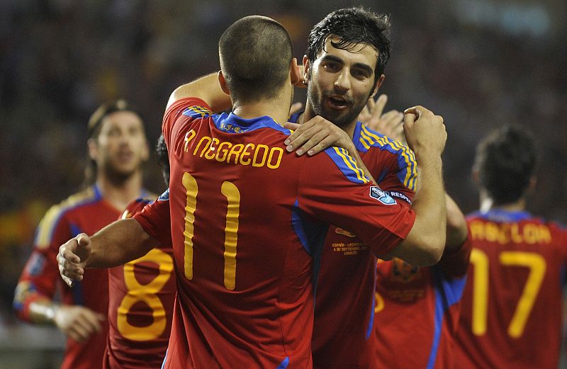 Albiol felicita a Alvaro Negredo tras marcar su segundo tanto con la Roja en Logroño.