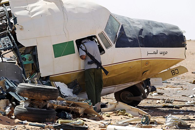 Estado en que ha quedado uno de los aviones destruídos en la base de Khamis por la OTAN
