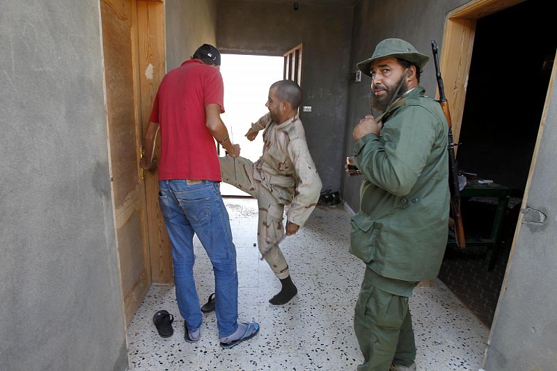 Soldados anti-Gadafi buscan al líder libio en las próximidades de Bani Walid