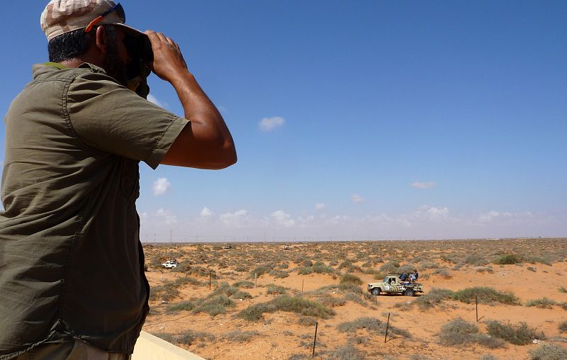 Un soldado vigila el frente de Umm Qandil,  a 75 kilómetros al oeste de la ciudad costera de Sirte.