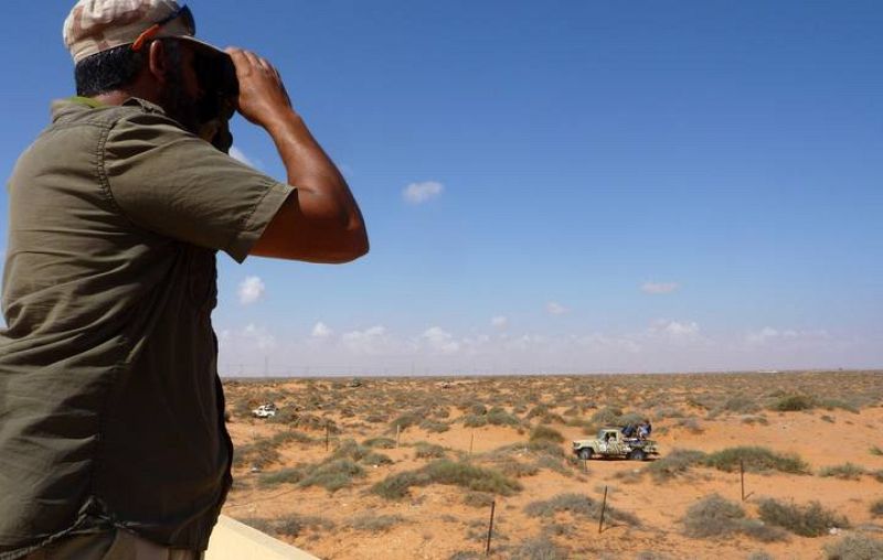 Un soldado vigila el frente de Umm Qandil,  a 75 kilómetros al oeste de la ciudad costera de Sirte.