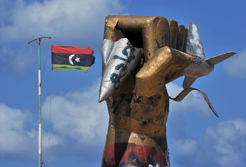 Una bandera de la nueva Libia ondea junto al emblemático monumento del régimen de Gadafi en Misrata