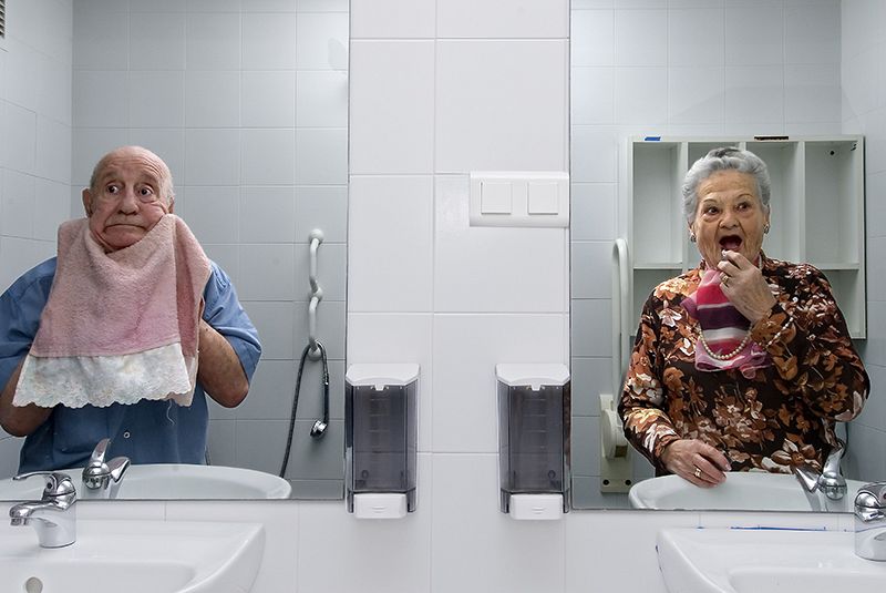 Carlos y Andrea protagonizan esta imagen de la serie fotográfica 'Centro de vida', realizada en una residencia de ancianos por Josep Echaburu