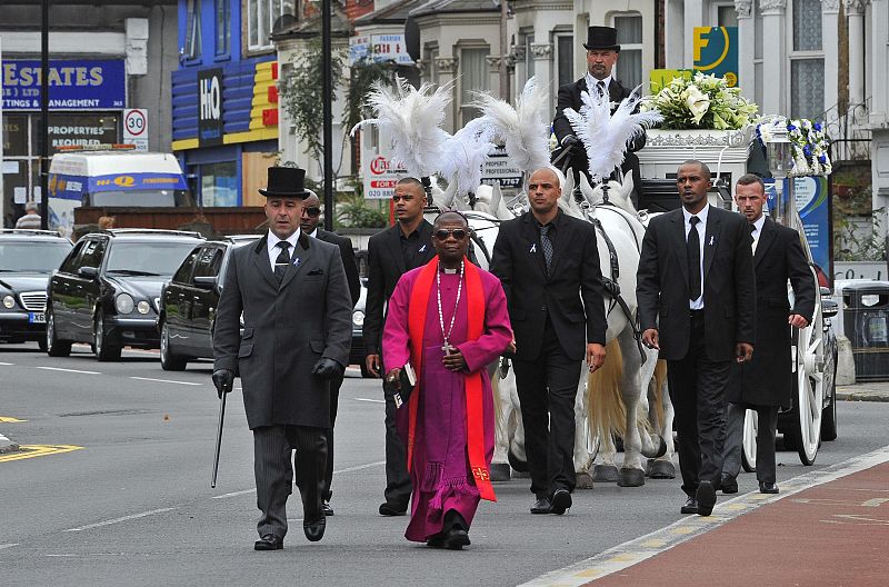 Hermanos del fallecido encabezan el cortejo fúnebre