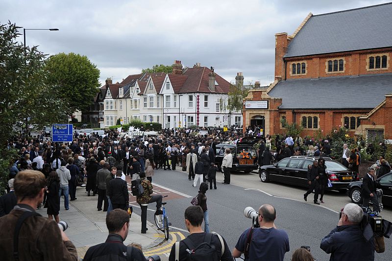 Multitud de personas asisten al funeral por Duggan