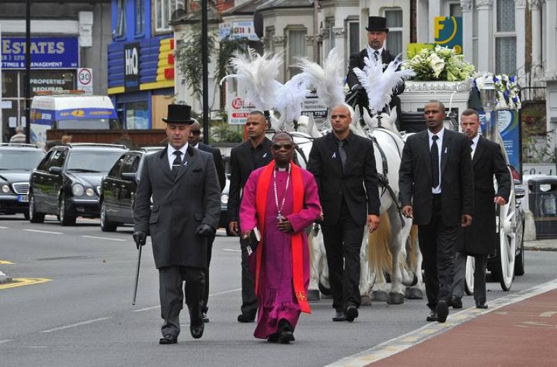 Hermanos del fallecido encabezan el cortejo fúnebre