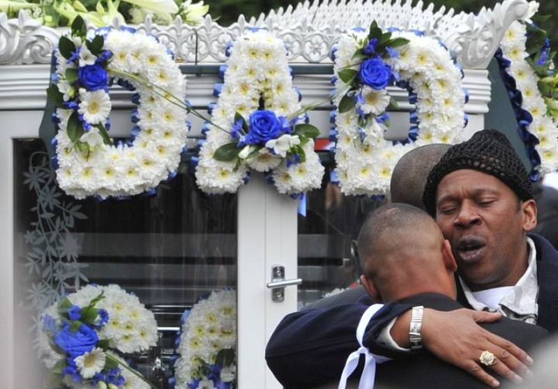 Familiares de Mark Duggan se abrazan junto a su féretro