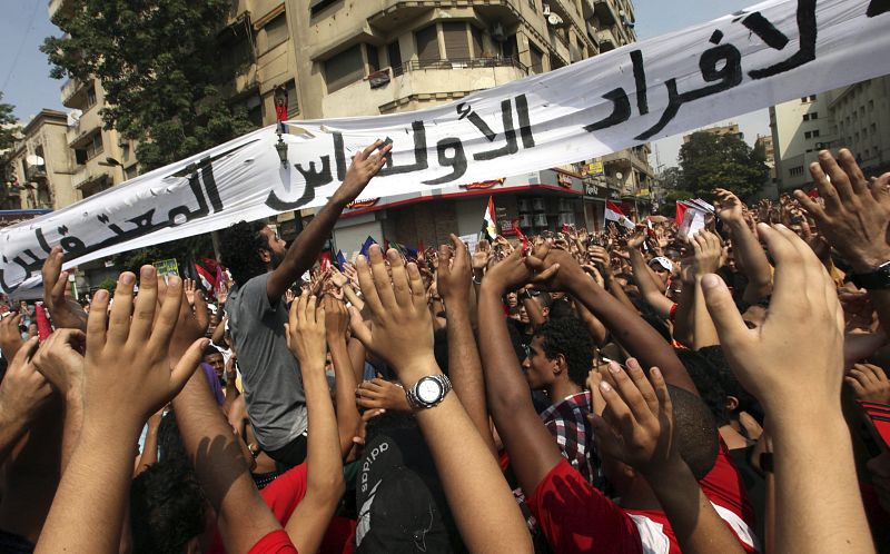 DERRIBO DEL MURO CONSTRUIDO POR LA EMBAJADA ISRAELÍ EN EL CAIRO