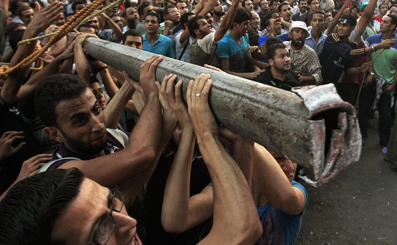 DERRIBO DEL MURO CONSTRUIDO POR LA EMBAJADA ISRAELÍ EN EL CAIRO