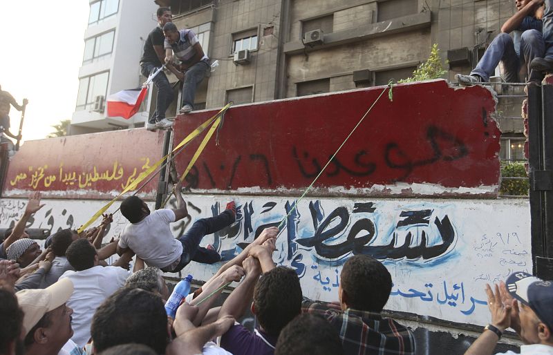 DERRIBO DEL MURO CONSTRUIDO POR LA EMBAJADA ISRAELÍ EN EL CAIRO