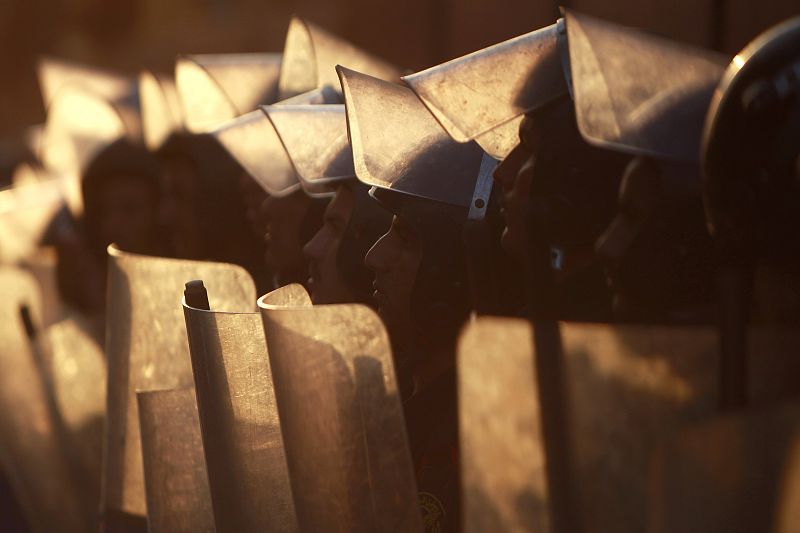 DERRIBO DEL MURO CONSTRUIDO POR LA EMBAJADA ISRAELÍ EN EL CAIRO