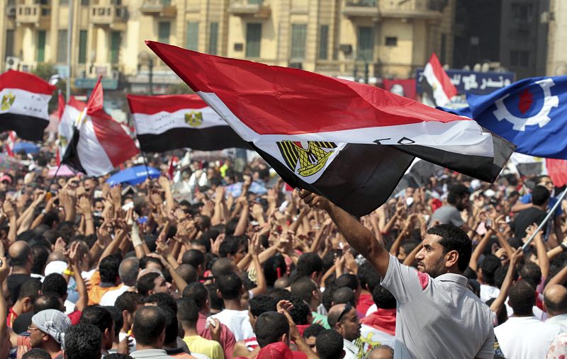 DERRIBO DEL MURO CONSTRUIDO POR LA EMBAJADA ISRAELÍ EN EL CAIRO