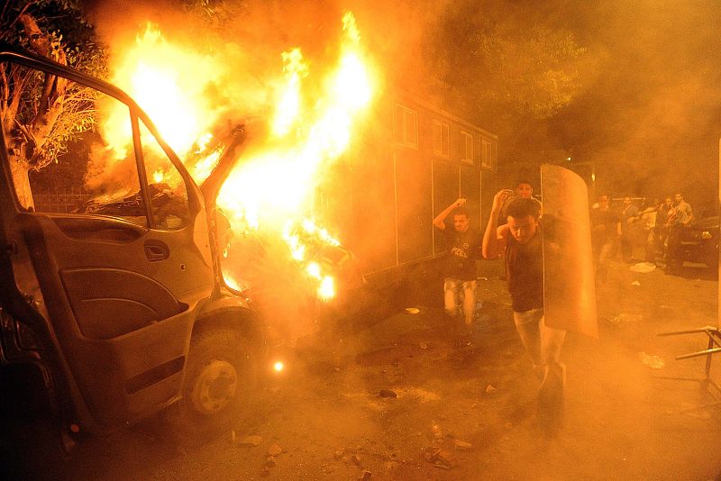 DERRIBAN MURO DE EMBAJADA ISRAELÍ EN EL CAIRO E INCENDIAN MINISTERIO INTERIOR