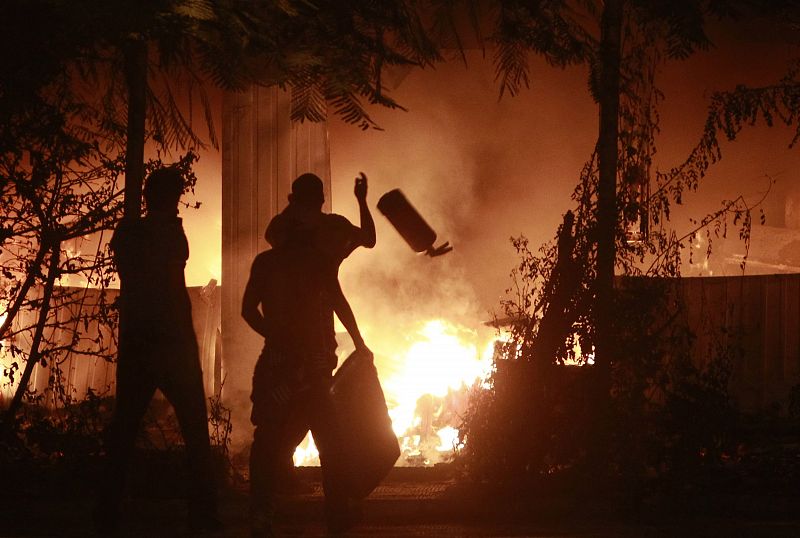 Varios manifestantes prenden fuego en el asalto a la embajada israelí en El Cairo