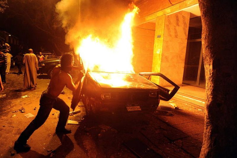 DERRIBAN MURO DE EMBAJADA ISRAELÍ EN EL CAIRO E INCENDIAN MINISTERIO INTERIOR