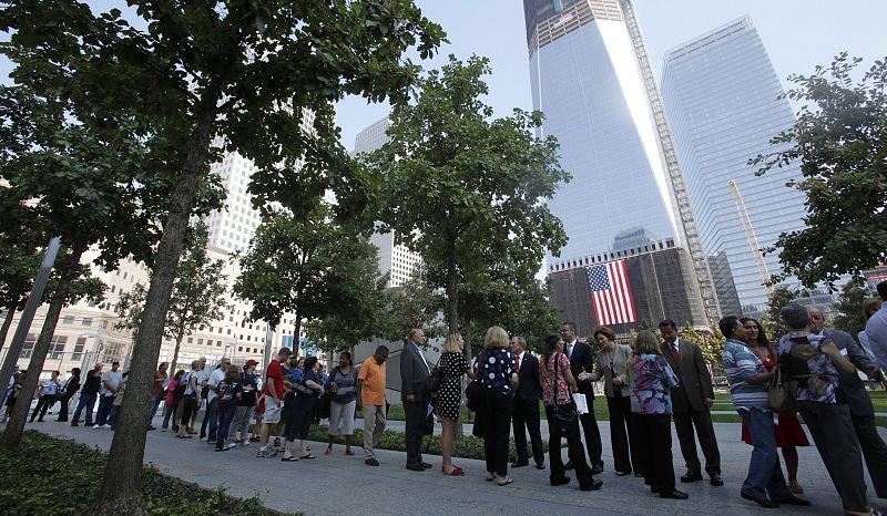Centenares de personas visitan el Memorial del 11-S en Nueva York en su apertura.