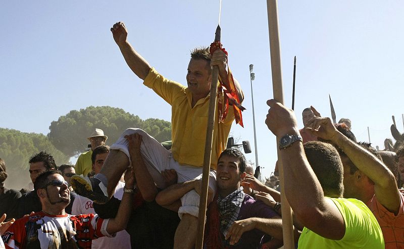 Óscar Zamorano es llevado a hombros tras matar al Toro de la Vega de 2011.