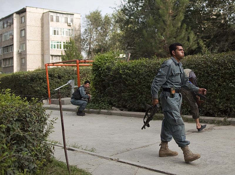 Un comando talibán asalta el barrio de las embajadas en Kabul