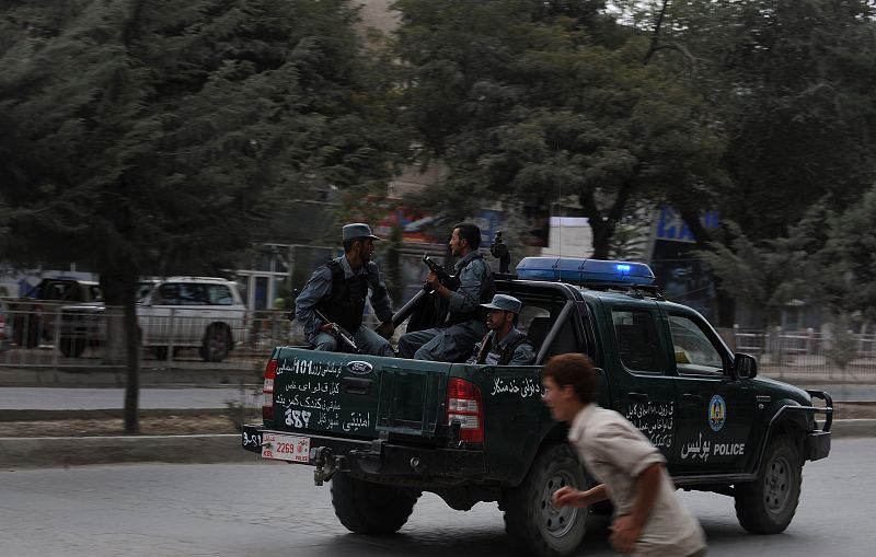 Un comando talibán asalta el barrio de las embajadas en Kabul