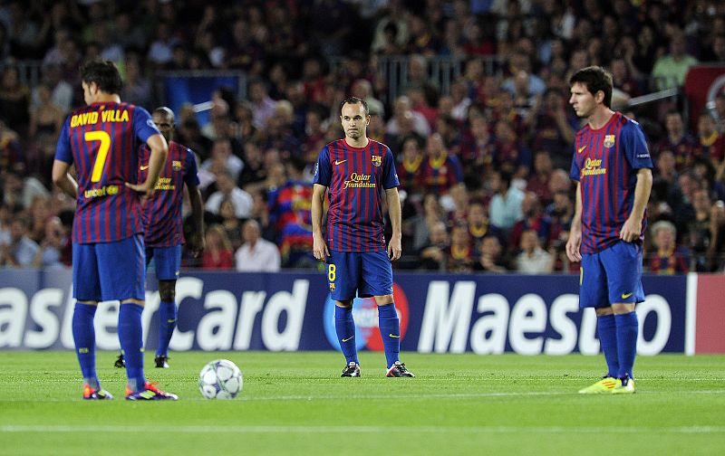 Villa, Messi e Iniesta, apunto de volver a poner el balón en juego tras el tempranero gol de Pato