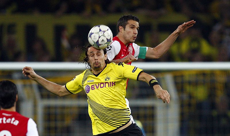 Subotic y Van Persie tratan de cabecear un balón en el Borussia Dortmund - Arsenal
