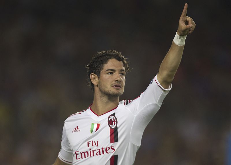 El delantero brasileño del AC Milan Alexandre Pato, celebra el gol que ha marcado al FC Barcelona durante el primer partido de la fase de grupos de la Liga de Campeones