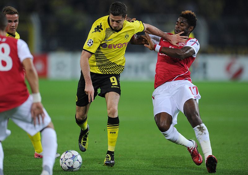 Lewandowski trata de rematar ante la oposición de Alexandre Song, en el B.Dortmund - Arsenal