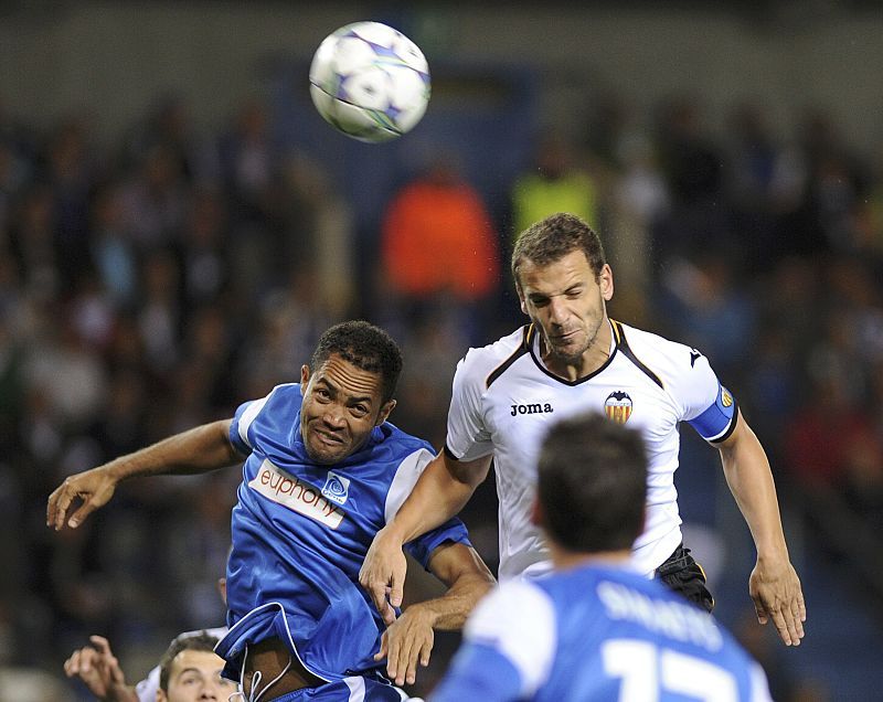Soldado golpea de cabeza el balón ante la oposición de varios jugadores del Genk