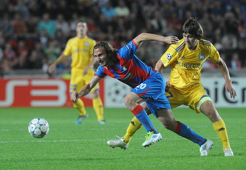 Jiracek (i) y Rudik (d) luchan por la pelota en el Viktoria Plzen - BATE Borisov