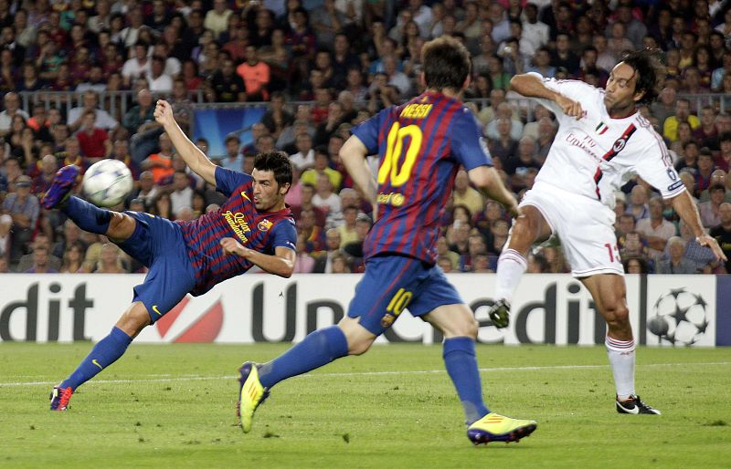 Villa intenta un disparo acrobático frente al veterano defensa milanista Nesta