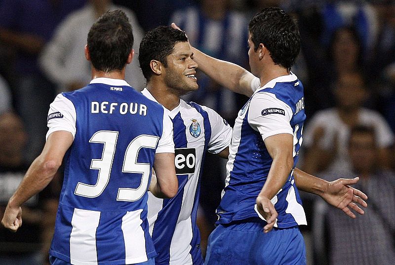 El delantero brasileño del FC Porto Hulk (c) celebra su gol contra el Shakhtar Donetsk con sus compañeros Defour (i) y James Rodriguez