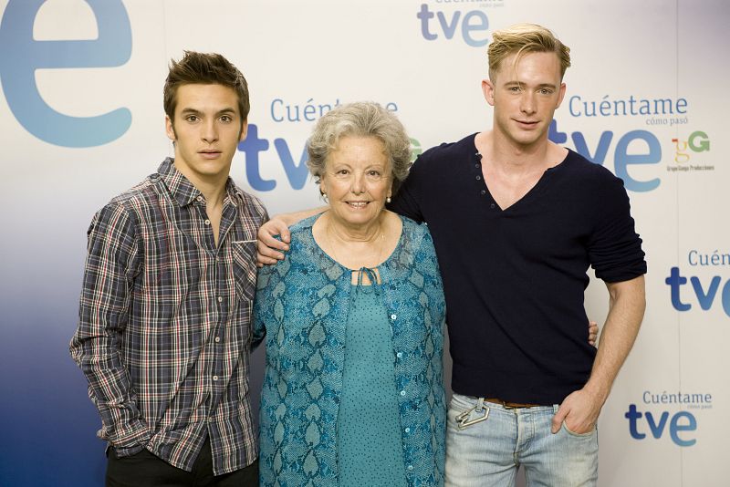 Ricardo Gómez y Pablo Rivero con su abuela en Cuéntame, interpretada por María Galiana.