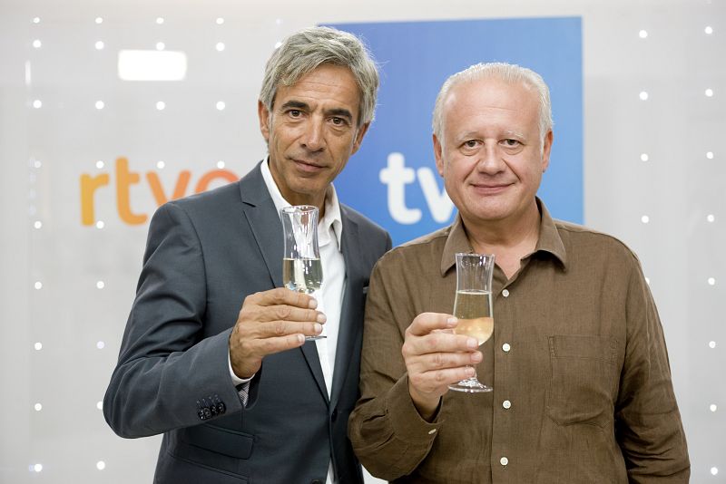 Juan Echanove e Imanol Arias, brindando por los 10 años de Cuéntame cómo pasó.