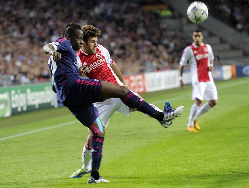 Cissokho trata de ganar para el Lyon la pelota, ante la oposición de Sulejmani, del Ajax