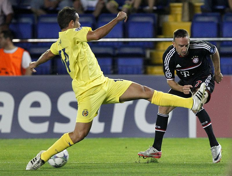 Ribery dispara ante la oposición de Gaspar, del Villarreal