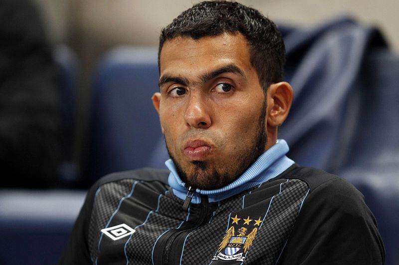 Carlos Tévez, en el banquillo del Manchester City.