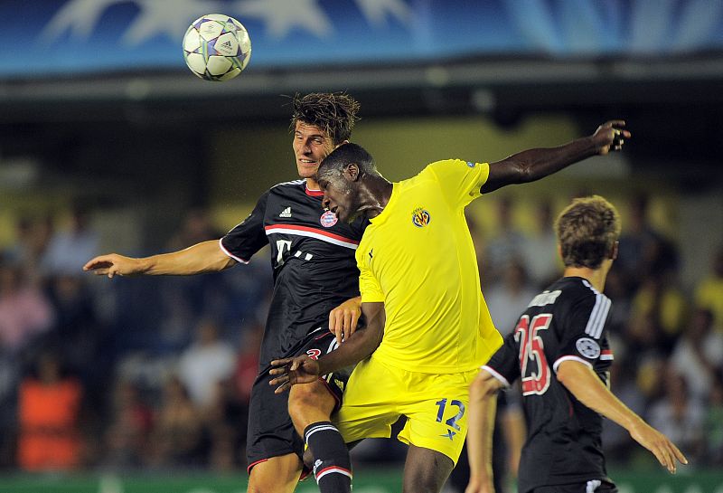 Mario Gomez (i) y Cristian Zapata (d).