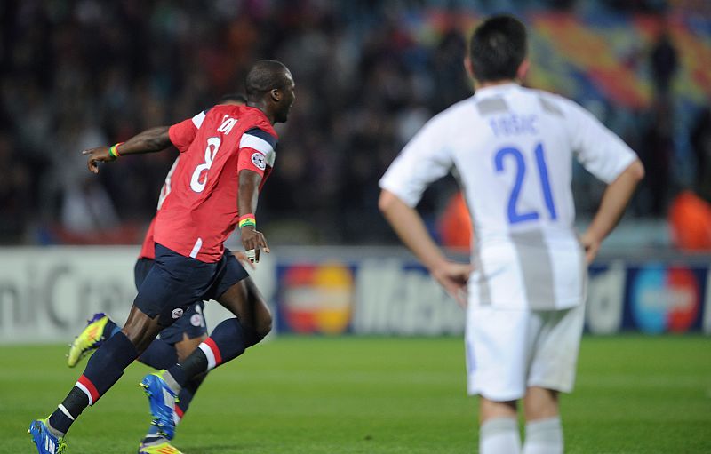 Moussa Sow celebra con sus compañeros del Lille su gol ante el CSKA de Moscú